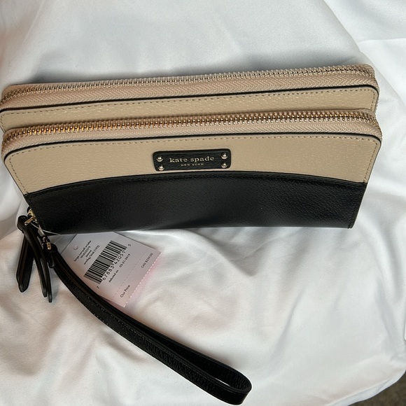 Kate Spade Large Carryall Wristlet Clutch - Picture 2 of 5